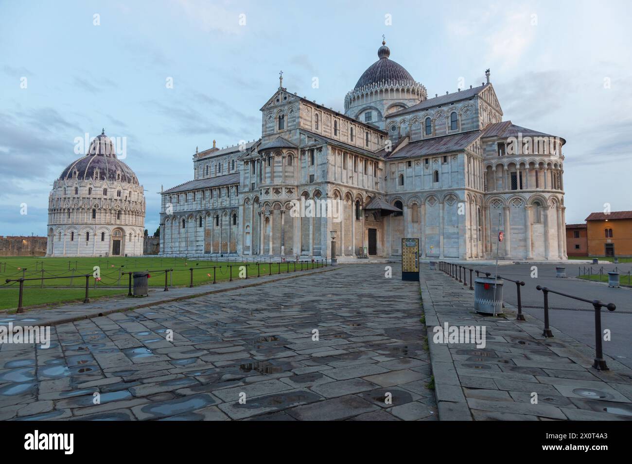 Pisa, Italien - 29. Juni 2023. Kathedrale außen mit Taufhaus, frühmorgendliches Licht Stockfoto
