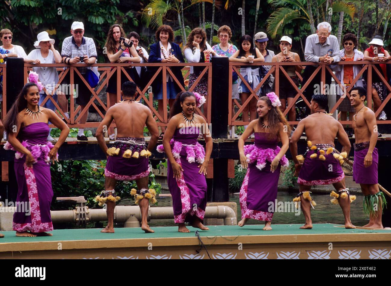 Oahu, Hawaii, USA - Polynesian Cultural Center. Touristen und Darsteller. Stockfoto