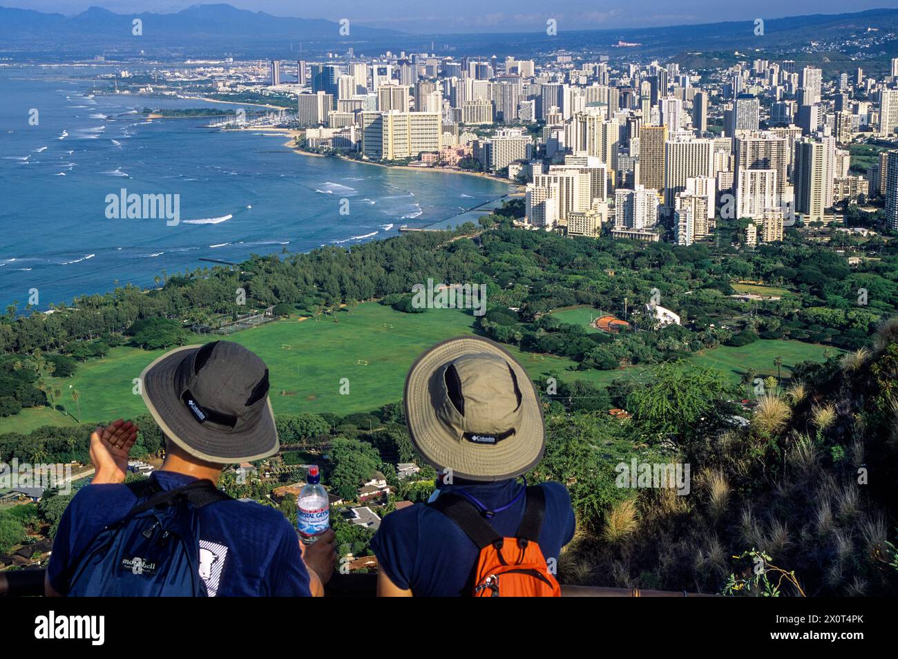Oahu, Hawaii, USA – Waikiki, Honolulu, vom Diamond Head Summit. Royal Hawaiian Hotel (rosa), umgeben von modernen Gebäuden. Stockfoto