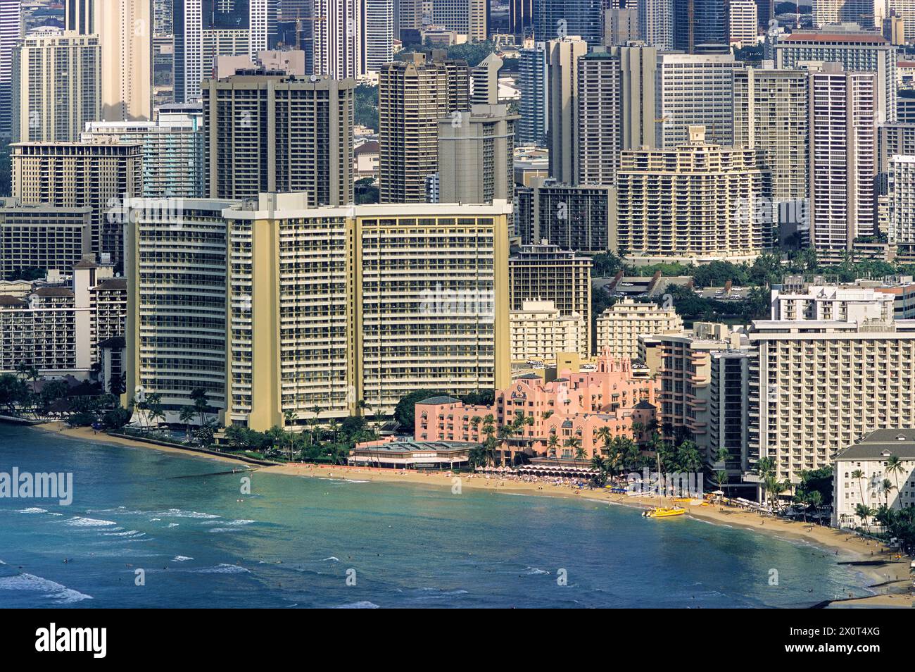 Honolulu, Oahu, Hawaii, USA - Waikiki Beach Front vom Diamond Head Summit aus gesehen. Hotels umgeben das Royal Hawaiian Hotel (rosa). Stockfoto