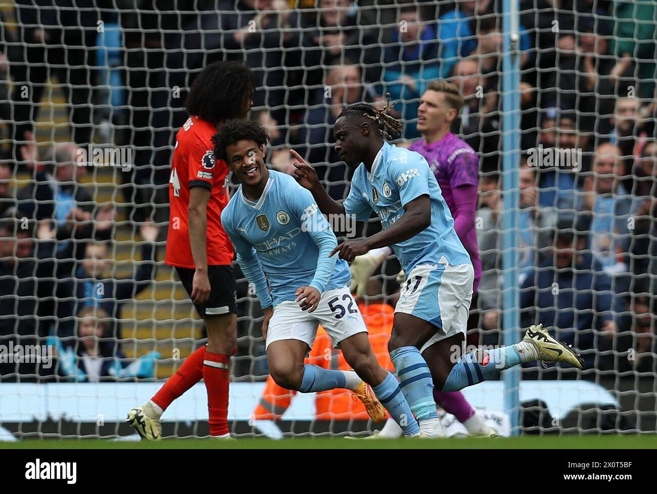 Etihad Stadium, Manchester, Großbritannien. April 2024. Premier League Football, Manchester City gegen Luton Town; Jeremy Doku aus Manchester City feiert, nachdem er nach 87 Minuten das vierte Tor seiner Mannschaft für 4-1 erzielt hat. Credit: Action Plus Sports/Alamy Live News Stockfoto