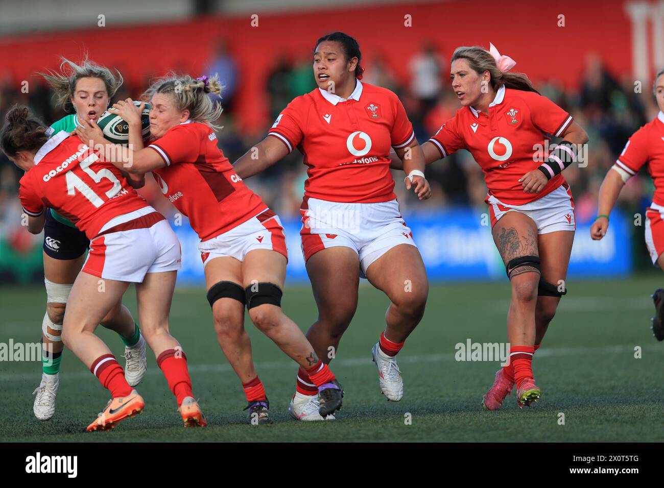 Cork, Irland. April 2024. Virgin Media Park Wales verteidigt mit Jenny Hesketh (Fullback) Nummer 15.Irland gegen Wales 2024 (Hugh de Paor/SPP) Credit: SPP Sport Press Photo. /Alamy Live News Stockfoto