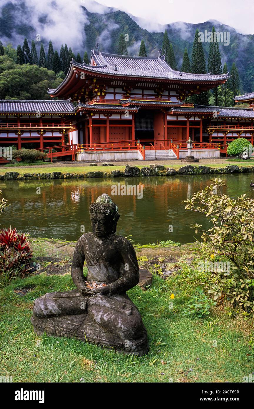 Oahu, Hawaii, USA - Buddha im Byodo-in Tempel, Tal der Tempel. Eine Nachbildung des buddhistischen Tempels in Uji, Präfektur Kyoto, Japan. Stockfoto