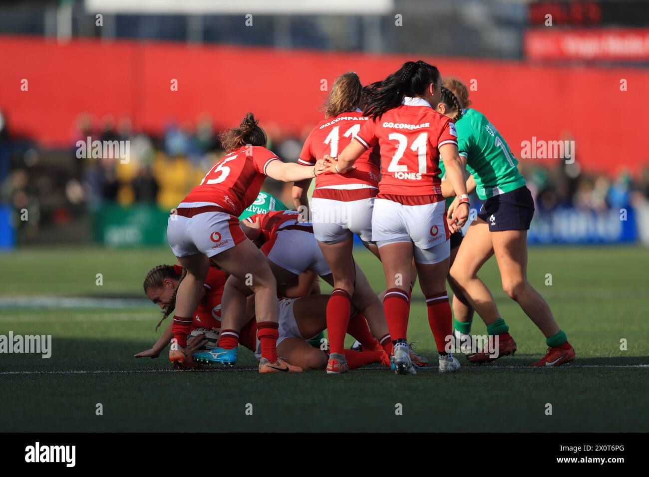 Cork, Irland. April 2024. Virgin Media Park Jenny Hesketh (Fullback), Carys Cox (Centre) und Sian Jones (Scrum Half) verteidigen sich für Wales.Ireland/Wales 2024 (Hugh de Paor/SPP) Credit: SPP Sport Press Photo. /Alamy Live News Stockfoto