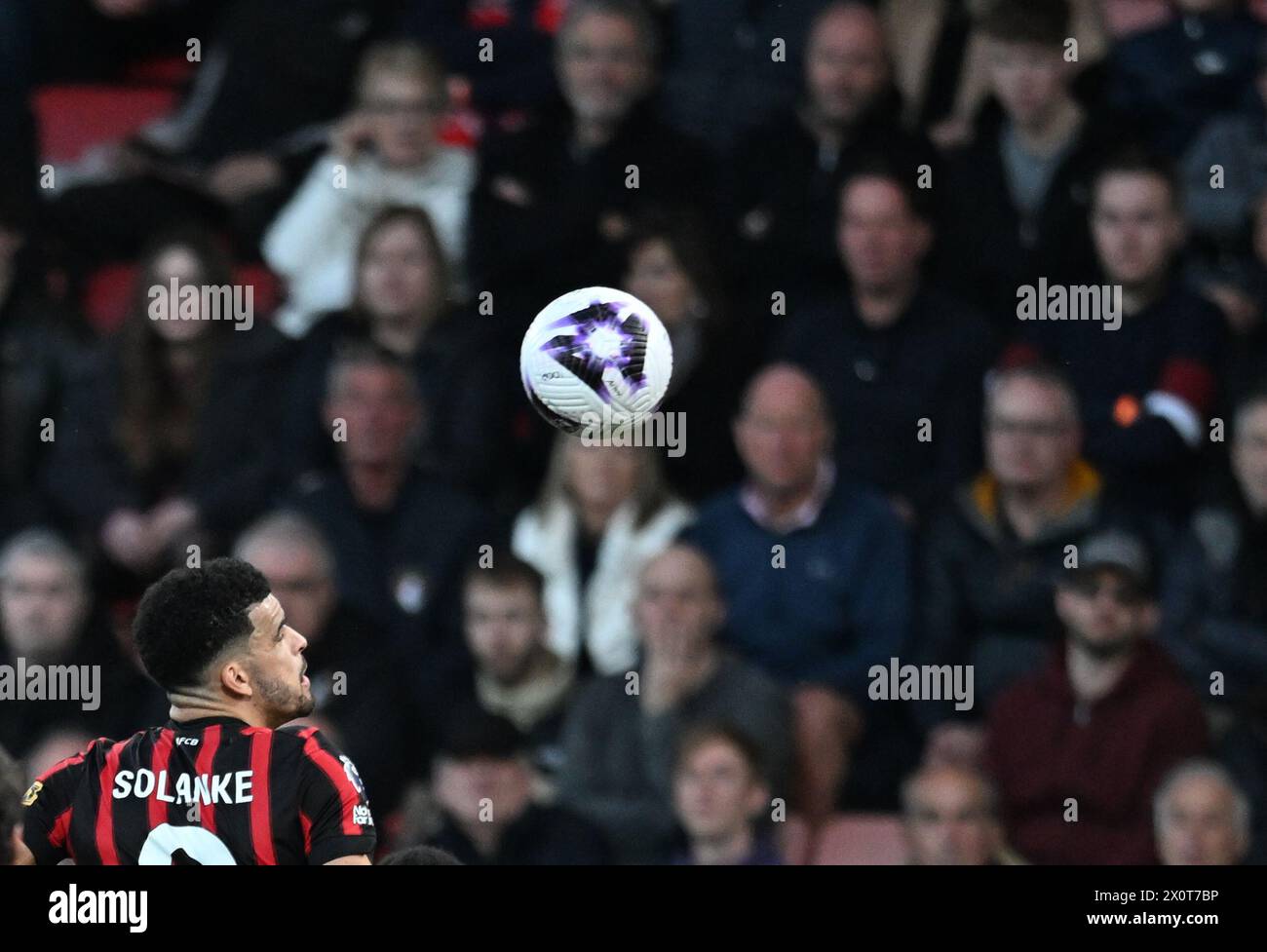 Vitality Stadium, Boscombe, Dorset, Großbritannien. April 2024. Premier League Football, AFC Bournemouth gegen Manchester United; Dominic Solanke aus Bournemouth führt den Ball auf Credit: Action Plus Sports/Alamy Live News Stockfoto