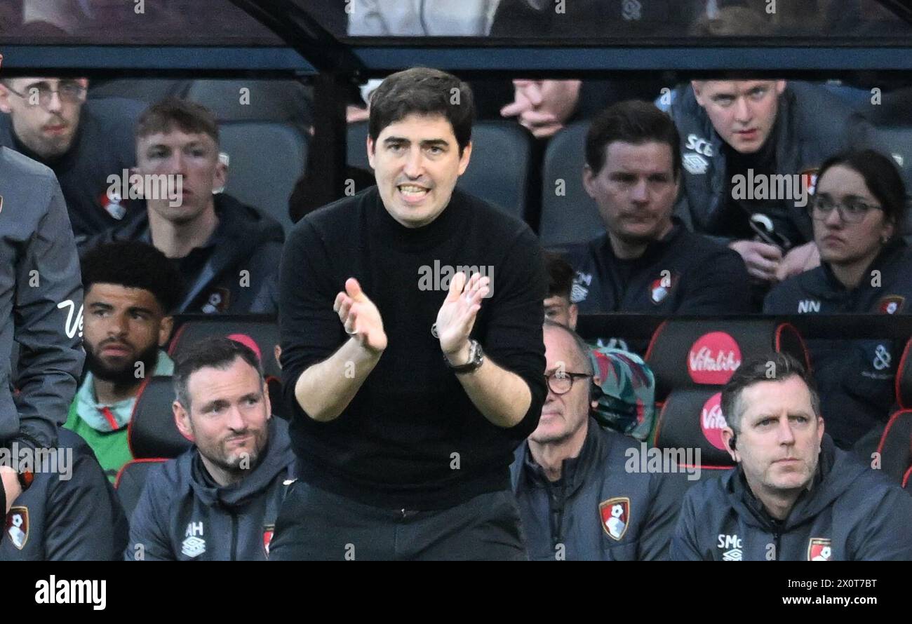 Vitality Stadium, Boscombe, Dorset, Großbritannien. April 2024. Premier League Football, AFC Bournemouth gegen Manchester United; Andoni Iraola Manager von Bournemouth ermutigt sein Team Credit: Action Plus Sports/Alamy Live News Stockfoto