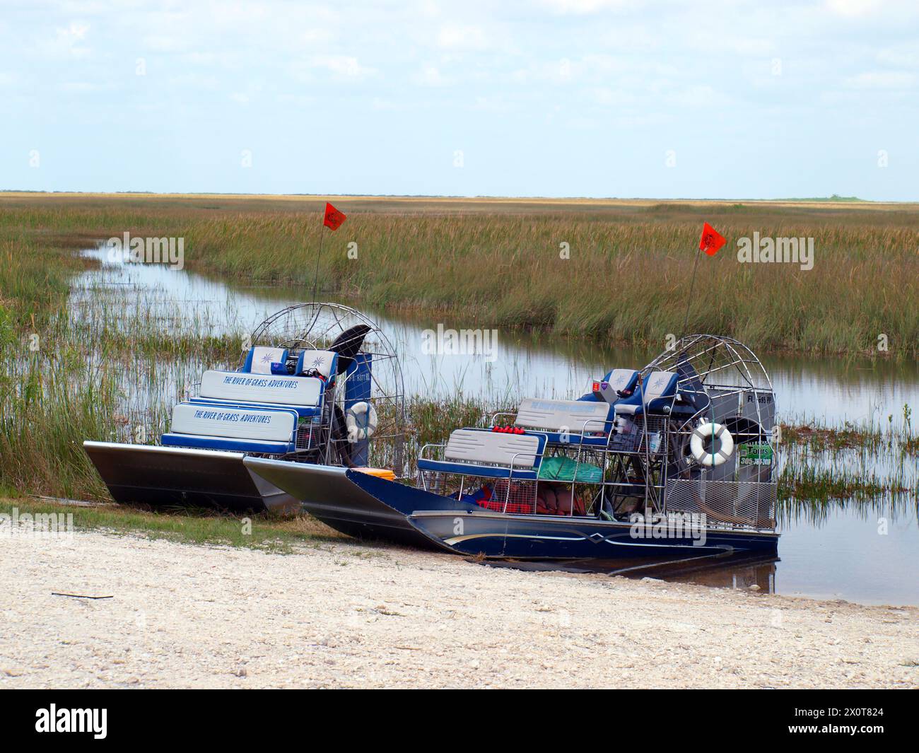 Miami, Florida, Vereinigte Staaten - 16. März 2024: Flugboote für Everglades-Touren an einem Ufer des Wildtierbewirtschaftungsgebiets. Stockfoto