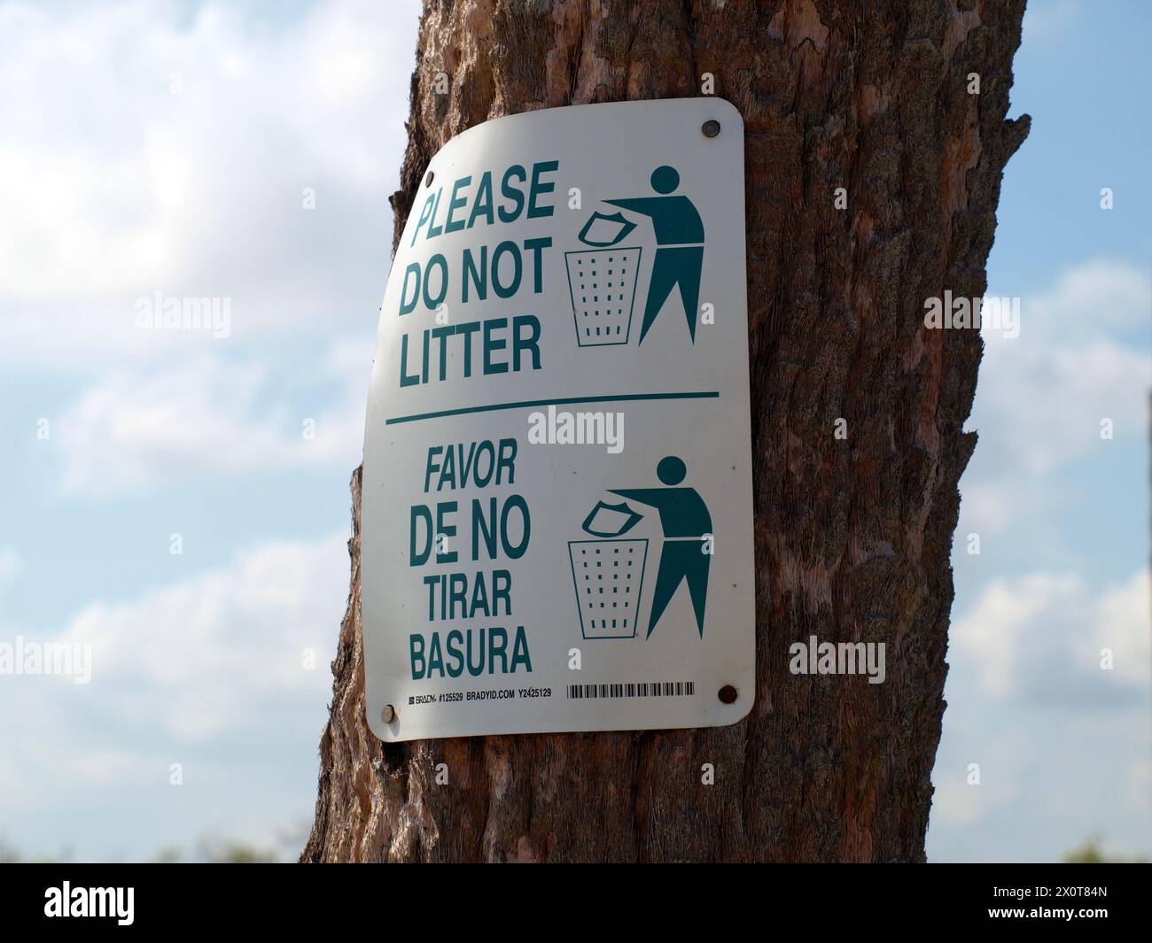 Miami, Florida, Vereinigte Staaten - 16. März 2024: Zweisprachiges Zeichen (Englisch und Spanisch), das warnt davor, Müll nicht in die Everglades zu werfen. Stockfoto