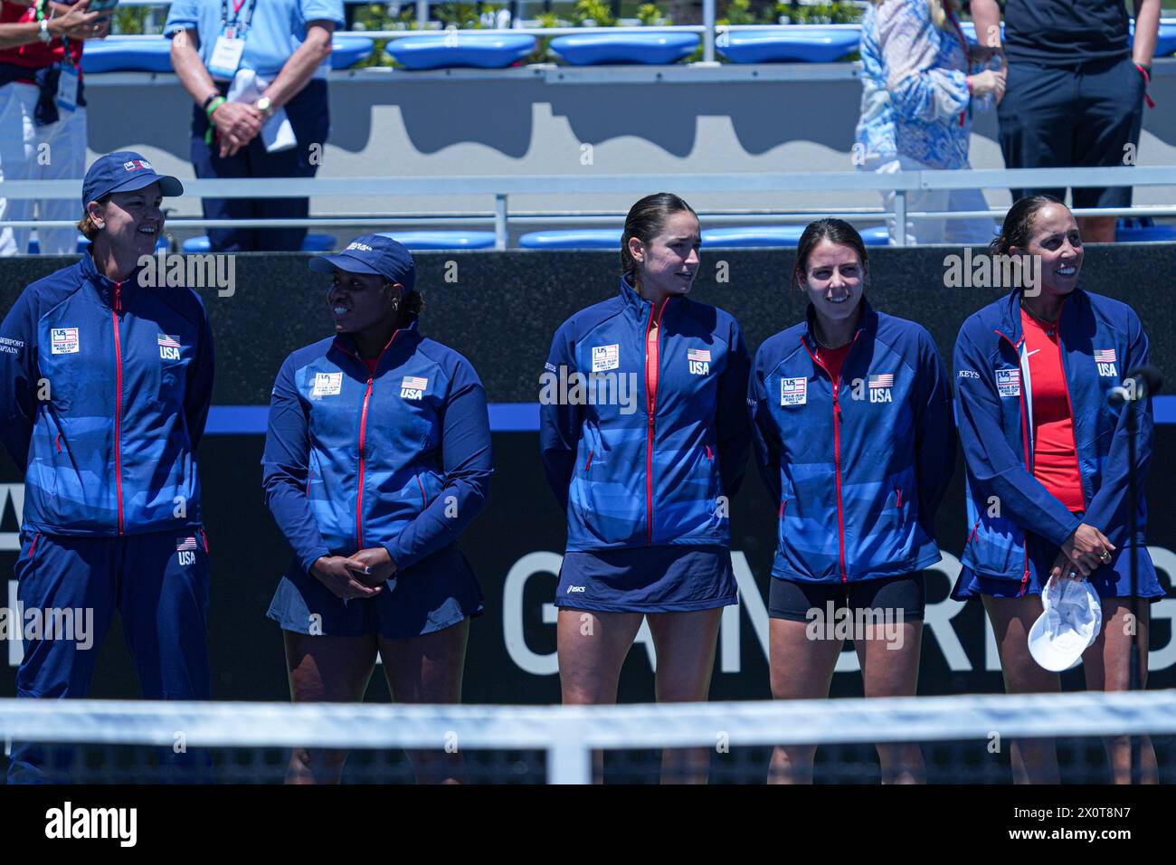 Orlando, Usa. April 2024. Das Team USA wurde vor dem dritten Spiel zwischen dem Amerikaner Pegula (WTA 5) und dem belgischen Vandewinkel (WTA 278) am zweiten Tag des Treffens zwischen den USA und Belgien in der Qualifikationsrunde der Weltgruppe für das Finale des Billie Jean King Cup Tennis in Orlando, Florida, vorgestellt. USA, Samstag, 13. April 2024. BELGA FOTO MARTY JEAN LOUIS Credit: Belga News Agency/Alamy Live News Stockfoto