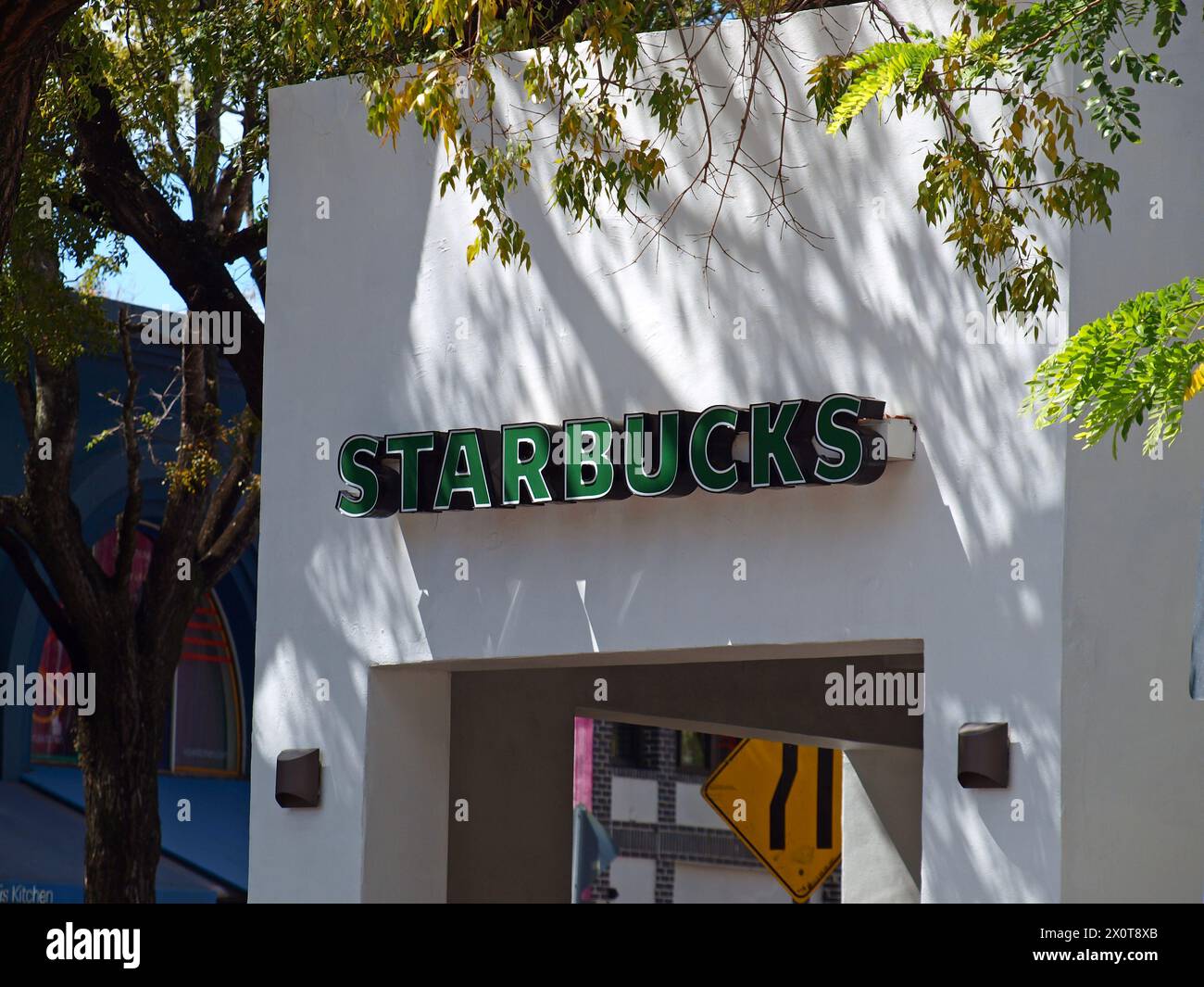 Miami, Florida, USA - 6. April 2024: Starbucks-Geschäft in der beliebten Ecke von CocoWalk, Coconut Grove. Stockfoto