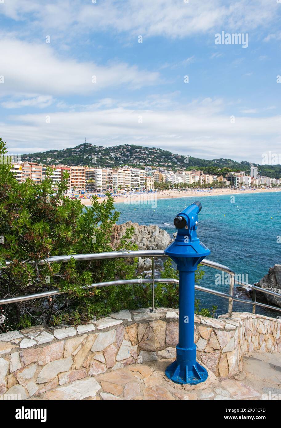 Hotels und Strand auf der Insel mit Teleskop, Meer, Palmen, Café, Menschen an der Meeresküste. Panoramaansicht der sealine in Spanien. Stockfoto
