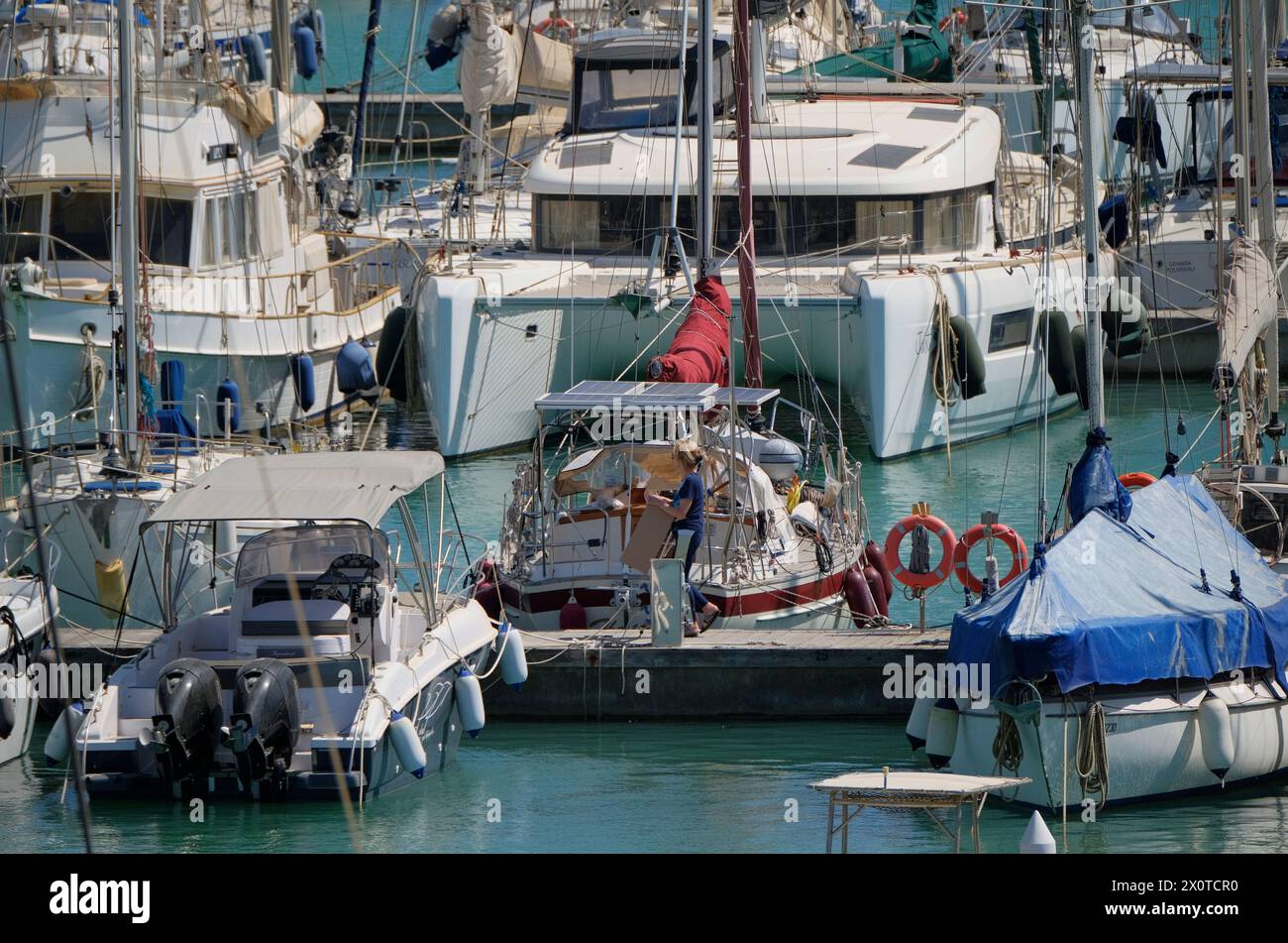 Italien, Sizilien, Mittelmeer, Marina di Ragusa (Provinz Ragusa); 12. April 2024, Frauen- und Luxusyachten im Hafen - EDITORIAL Stockfoto