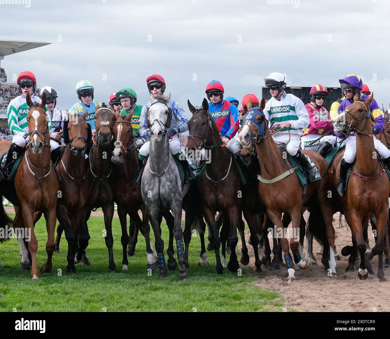 13. April 2024; Aintree Racecourse, Aintree, Merseyside, England: 2024 Grand National Festival Day 3; die Pferde stehen vor dem Start der Randox Grand National Steeple Chase Stockfoto