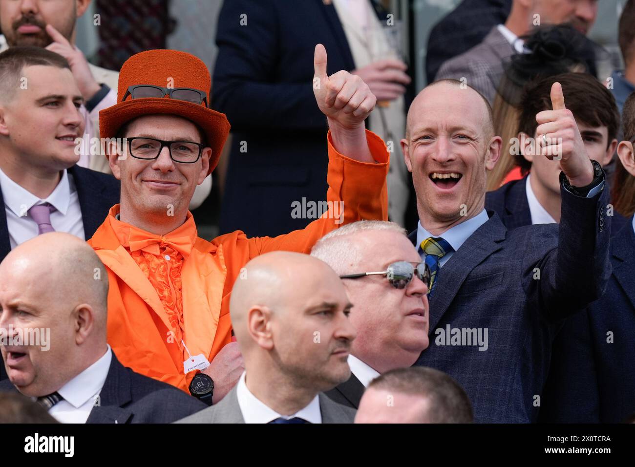 13. April 2024; Aintree Racecourse, Aintree, Merseyside, England: 2024 Grand National Festival Day 3; Rennbesucher genießen das Rennen vom Stand aus Stockfoto