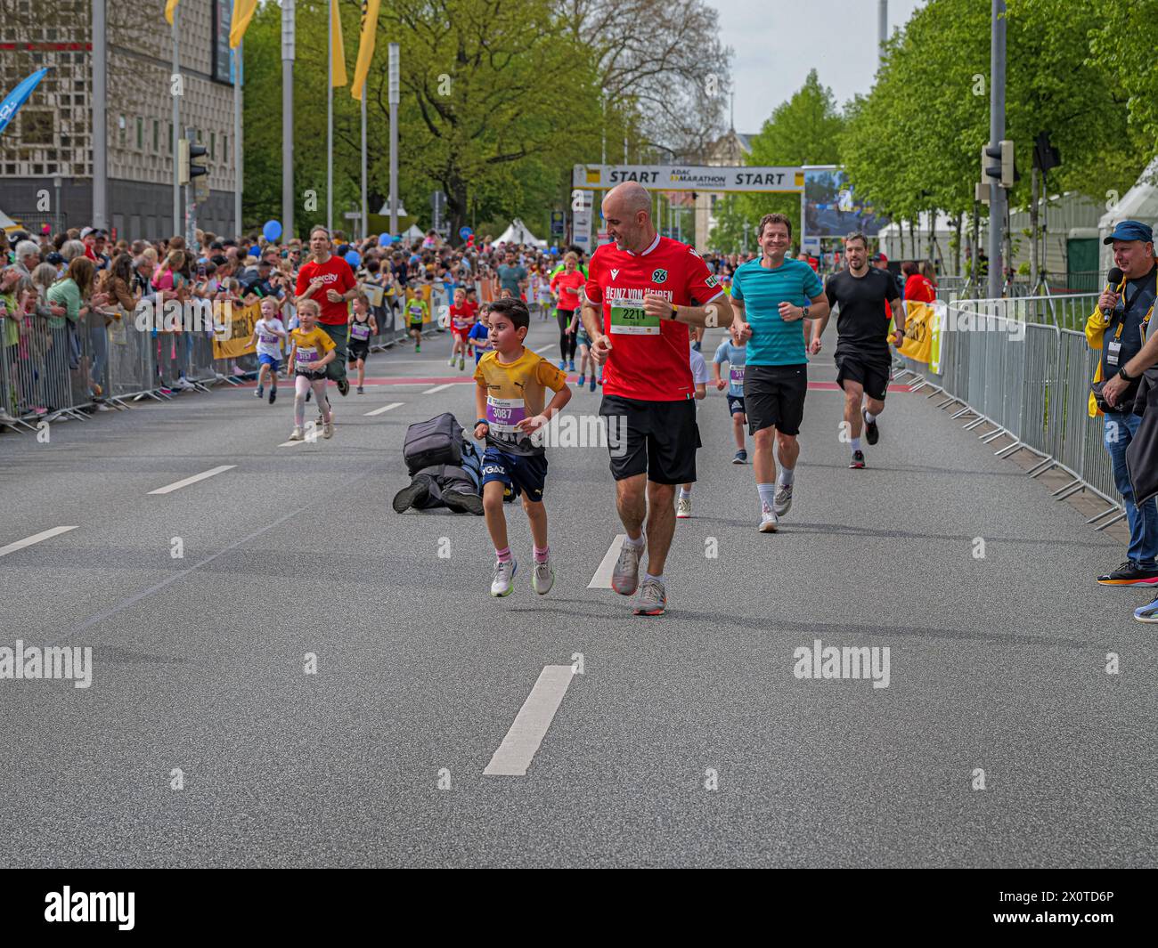 ADAC Marathon Hannover 2024 auch Oberbürgermeister Belit Onay lief einen Eltern-Kinderlauf mit.66666 *** ADAC Marathon Hannover 2024 Oberbürgermeister Belit Onay führte auch einen Elternlauf mit 66666 durch Copyright: XBerndxGüntherx Stockfoto