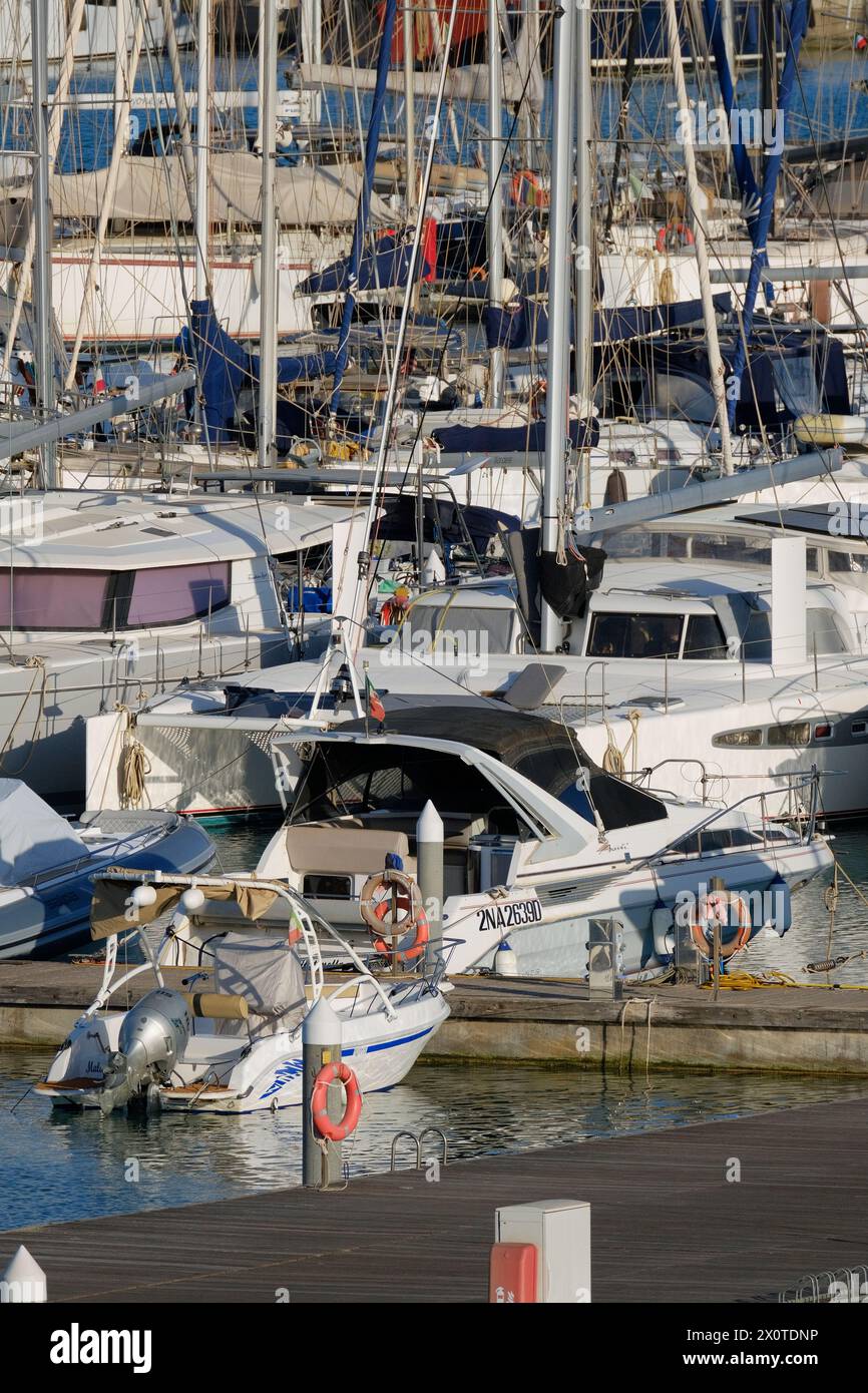 Italien, Sizilien, Mittelmeer, Marina di Ragusa (Provinz Ragusa); 12. April 2024, Luxusyachten im Hafen - EDITORIAL Stockfoto