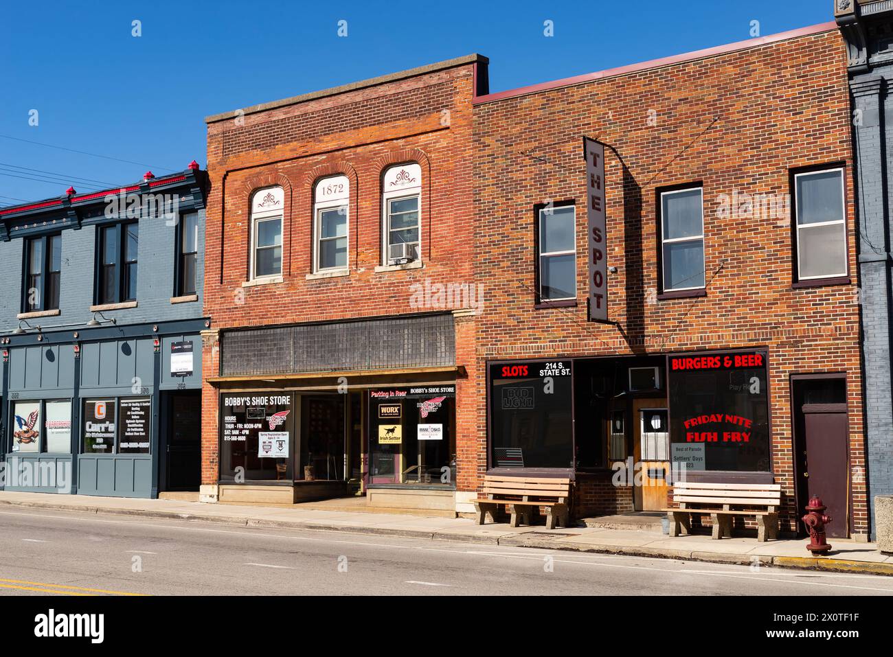 Marengo, Illinois - USA - 8. April 2024: Gebäude und Geschäfte in der Innenstadt an der South State Street in Marengo, Illinois, USA. Stockfoto