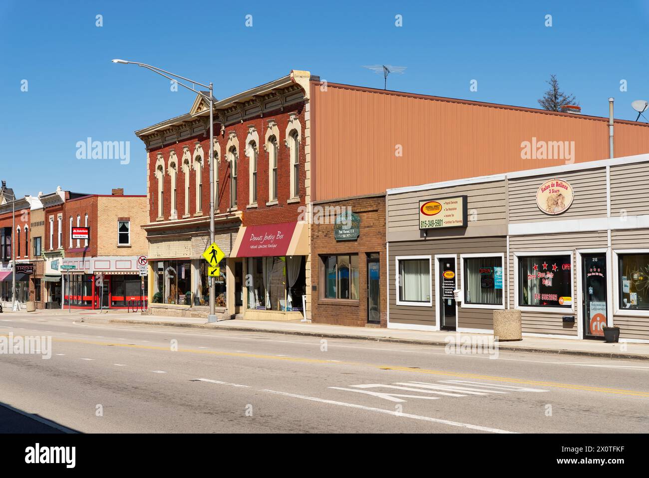 Marengo, Illinois - USA - 8. April 2024: Gebäude und Geschäfte in der Innenstadt an der South State Street in Marengo, Illinois, USA. Stockfoto