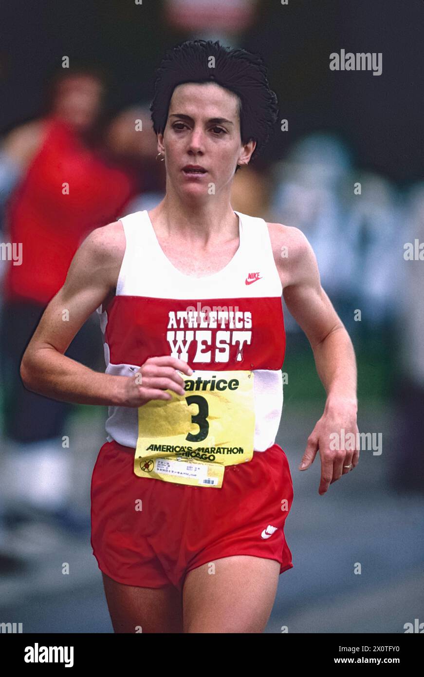 Joan Benoit gewinnt den Chicago Marathon 1985, der bei der 25-Meilen-Marke gezeigt wird. Stockfoto