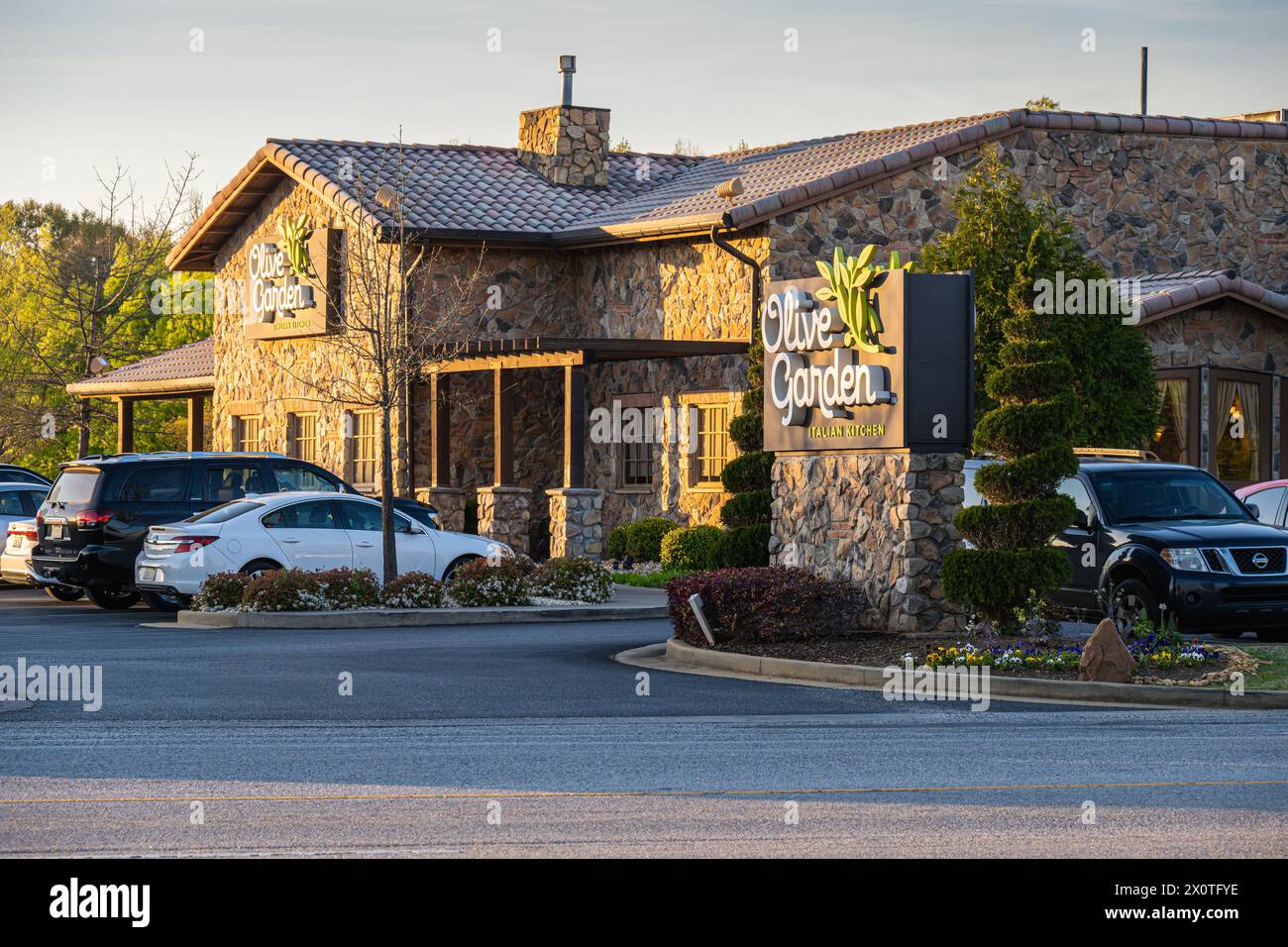 Italienisches Restaurant Olive Garden bei Sonnenuntergang in Oxford, Alabama. (USA) Stockfoto