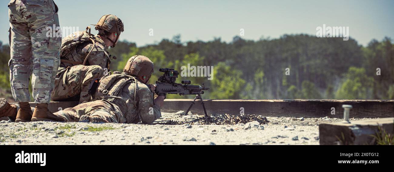 US Army 1st Leutnant Wesley Malone und 2nd Leutnant Justin Baucoma, die dem 1st Armored Brigade Combat Team 3rd Infantry Division zugeteilt wurden, feuerten während des Best Ranger Competition (BRC) 2024 in Fort Moore, Georgia, am 12. April 2024 ein Maschinengewehr auf einer Reichweite ab. Die BRC dauert drei Tage und setzt die besten, zweiköpfigen Ranger-Teams des Militärs gegeneinander an, die alle um den begehrten Titel des besten Rangers kämpfen. (Foto der US-Armee von PFC. Luciano Alcala) Stockfoto