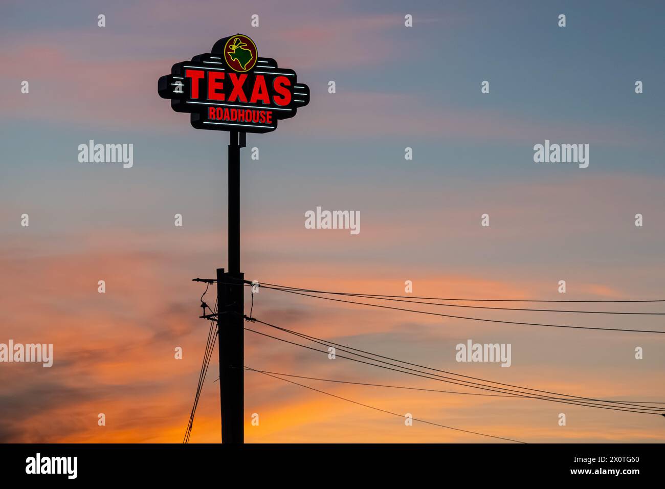 Texas Roadhouse Restaurant Schild an der Interstate-20 in Oxford, Alabama, bei Sonnenuntergang. (USA) Stockfoto