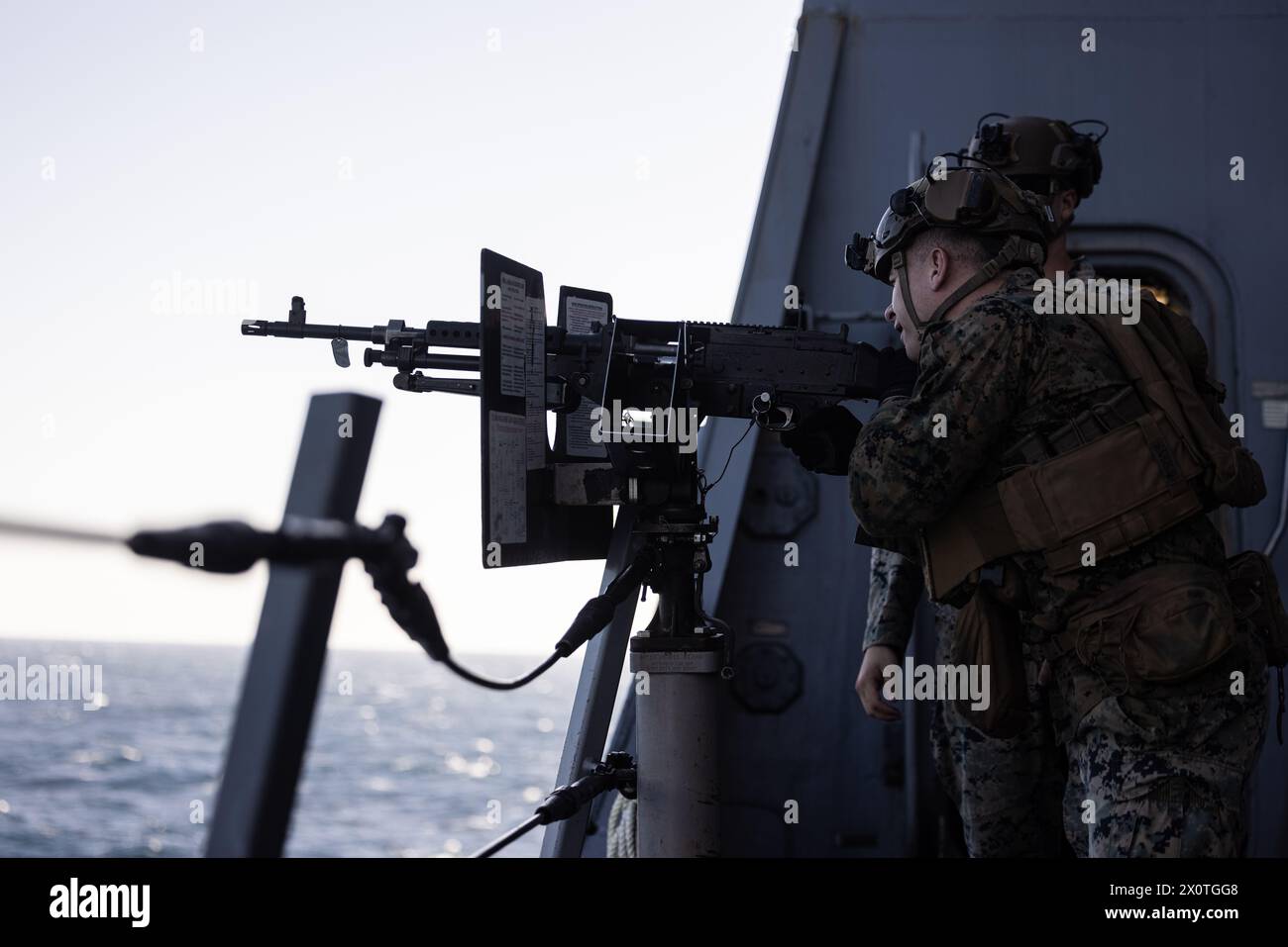 US-Marines mit Battalion Landing Team 1/8, 24th Marine Expeditionary Unit (MEU), betreiben eine M240G während einer Übung zur Verteidigung von Amphibien der Task Force an Bord der USS New York (LPD 21) während ihrer Fahrt im Atlantik am 12. April 2024. Die USS New York, mit der 24. MEU, ist im Atlantik unterwegs und absolviert als WSP ARG-24th MEU Team ein integriertes Marinetraining. (Foto des U.S. Marine Corps von Lance CPL. Ryan Ramsammy) Stockfoto