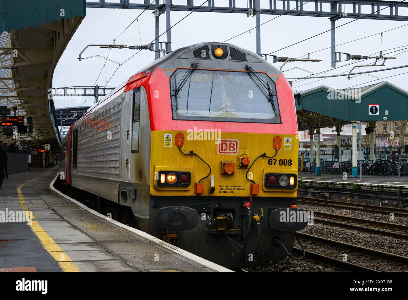 Newport, Wales - 22. März 2024; Transport for Wales Lokomotive mit Personenzug, der am Bahnsteig wartet und nach Cardiff fährt Stockfoto
