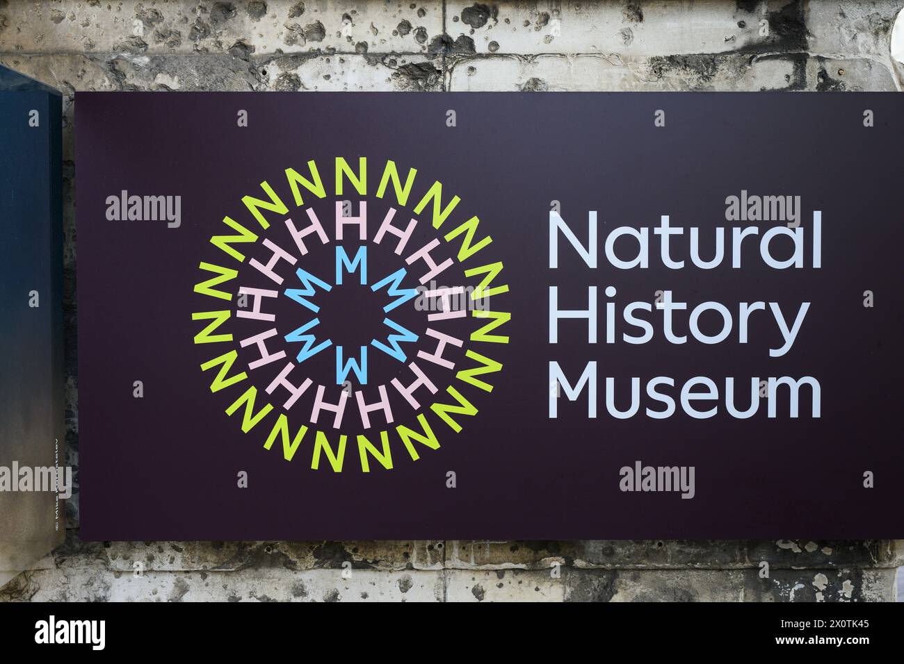 London, Großbritannien - 22. März 2024; Schild mit Logo im Natural History Museum in London Stockfoto