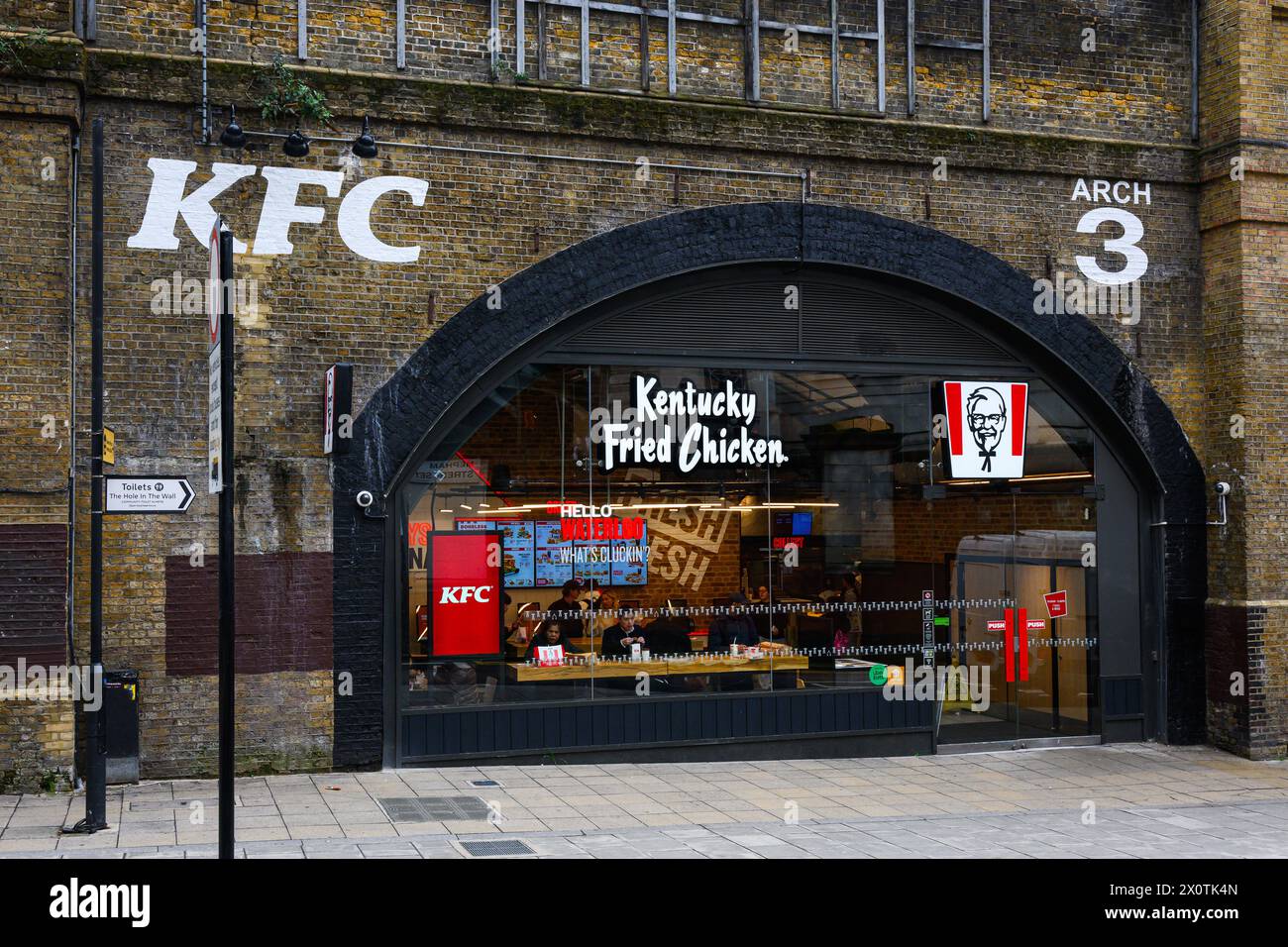 London, Großbritannien - 22. März 2024; Kentucky Fried Chicken Restaurant im Eisenbahnbogen an der Waterloo Station Stockfoto