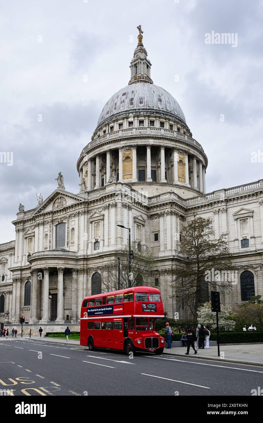 London, Großbritannien - 25. März 2024; historischer London Routemaster Bus mit Touristenservice an der St Paul's Cathedral Stockfoto