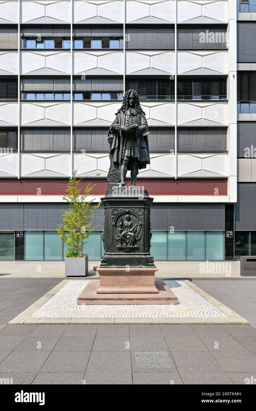 Denkmal für Gottfried Wilhelm Leibniz, einen deutschen Wissenschaftler und Philosophen. Erziehung in Leipzig Konzept Stockfoto
