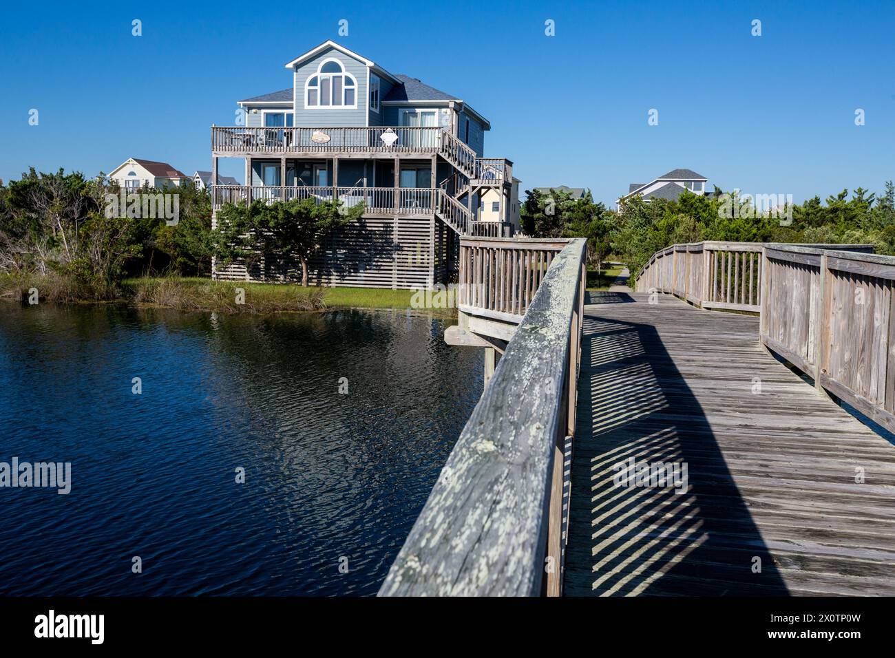 Outer Banks, Avon, North Carolina.  Ferienhaus und Gehweg über Inland Waterway. Stockfoto
