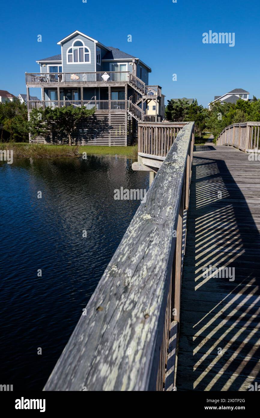 Outer Banks, Avon, North Carolina.  Ferienhaus und Gehweg über Inland Waterway. Stockfoto