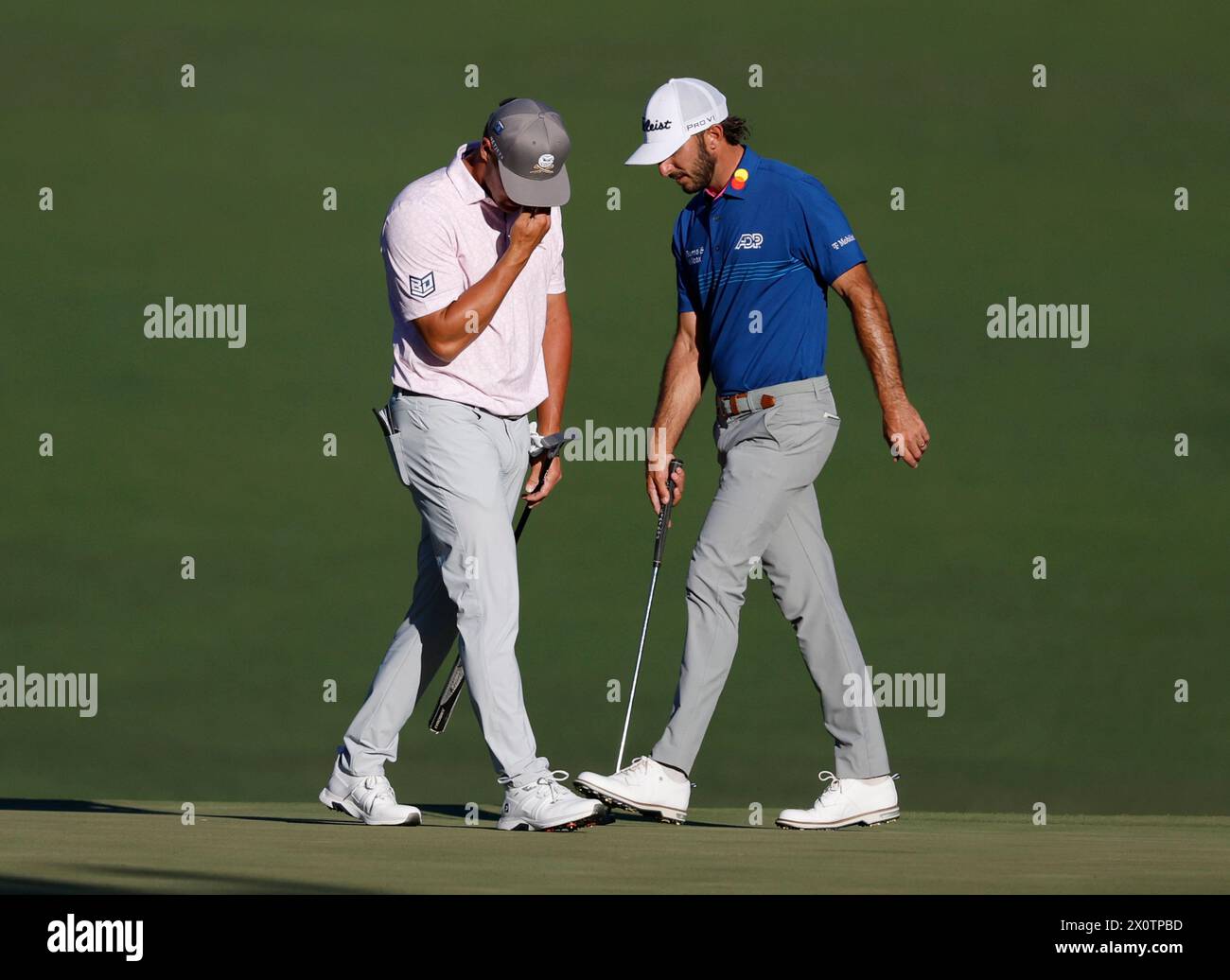 Augusta, Usa. April 2024. Bryson DeChambeau (L) kommt an Max Homa vorbei, als er am Samstag, den 13. April 2024, während der dritten Runde des Masters Turniers im Augusta National Golf Club in Augusta, Georgia, auf ein Doppelbogey auf dem 15. Loch reagiert. Foto: John Angelillo/UPI Credit: UPI/Alamy Live News Stockfoto