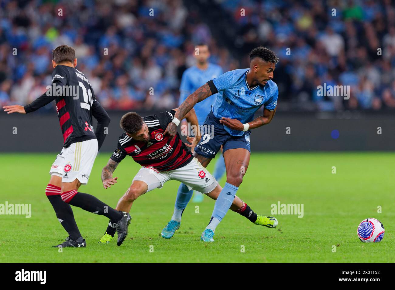 Sydney, Australien. April 2024. Brandon Borrello von den Wanderers tritt am 13. April 2024 im Allianz Stadium in Sydney, Australien, im A-League Men RD24 Spiel zwischen Sydney FC und den Wanderers gegen Fábio Gomes von Sydney FC um den Ball an Stockfoto