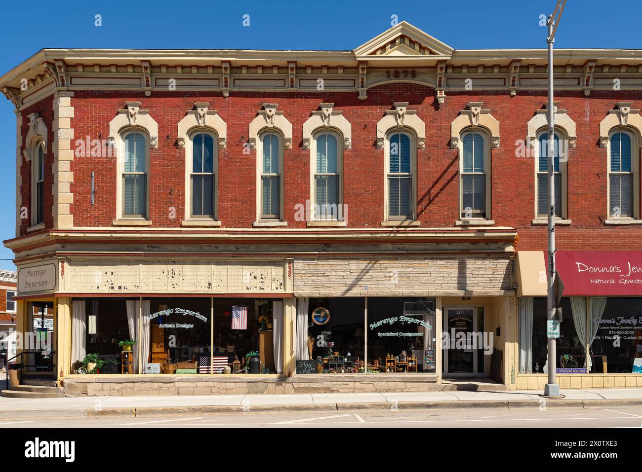 Marengo, Illinois - USA - 8. April 2024: Gebäude in der Innenstadt und Geschäfte an der South State Street in Marengo, Illinois, USA. Stockfoto