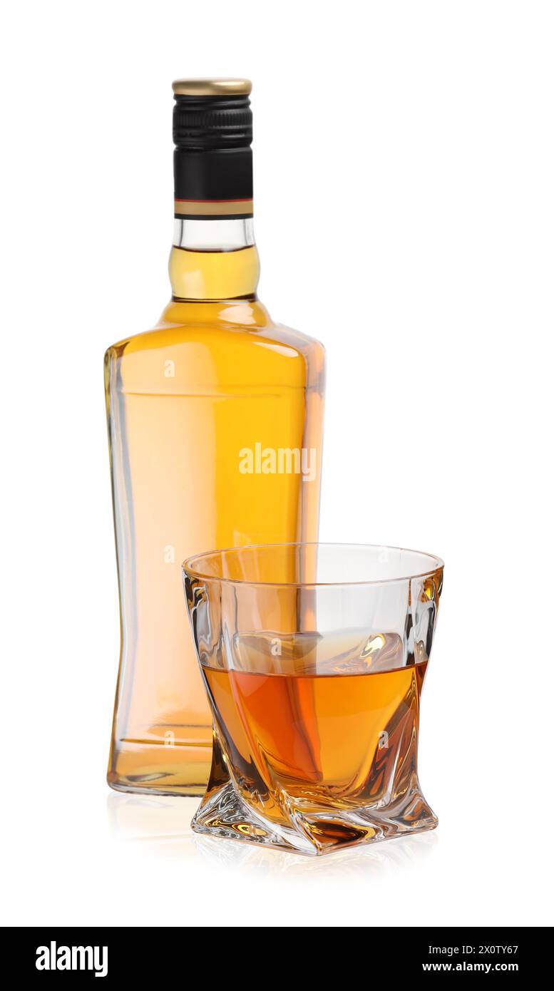 Glas und Flasche Whiskey isoliert auf weiß Stockfoto