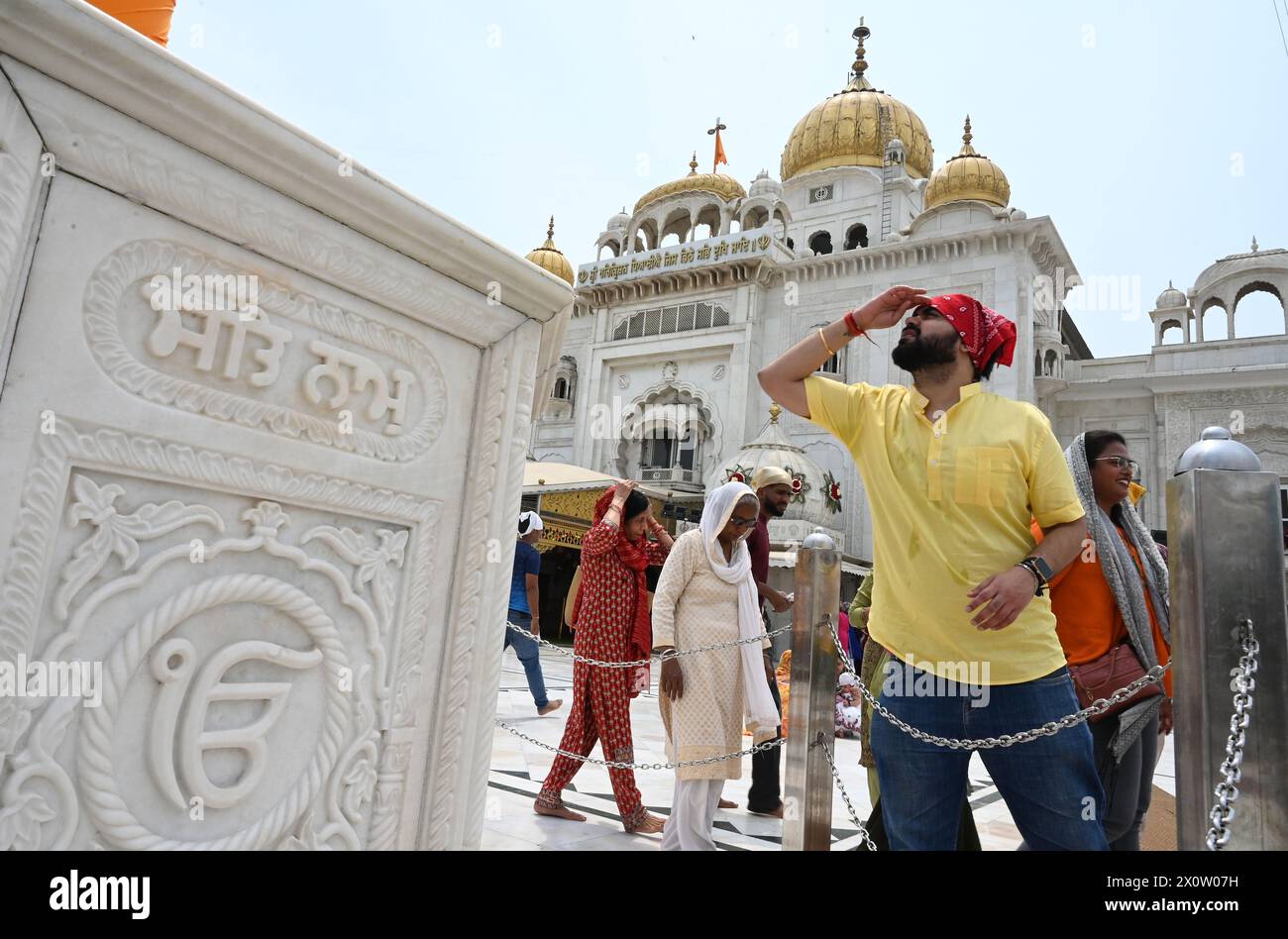 NEW DELHI, INDIEN – 13. APRIL: Gebet der Gläubigen in Gurudwara Bangla Sahib anlässlich des Baisakhi-Festivals am 13. April 2024 in Neu-Delhi, Indien. Baisakhi oder Vaisakhi, ein beliebtes Frühlingsfest, das den ersten Tag des Monats Vaisakh markiert, wird mit viel Enthusiasmus unter den Hindu-, Sikh- und buddhistischen Gemeinschaften gefeiert. Es ist der Beginn des Punjabi und Sikh Neujahrs, das in ganz Indien gefeiert wird, insbesondere in Punjab und Nordindien. Baisakhi wird am 13. April dieses Jahres beobachtet, was den Beginn der Erntesaison in Punjab einläutet. Es fällt am ersten Tag des Hindu-Sonnenjahres. (Foto b Stockfoto