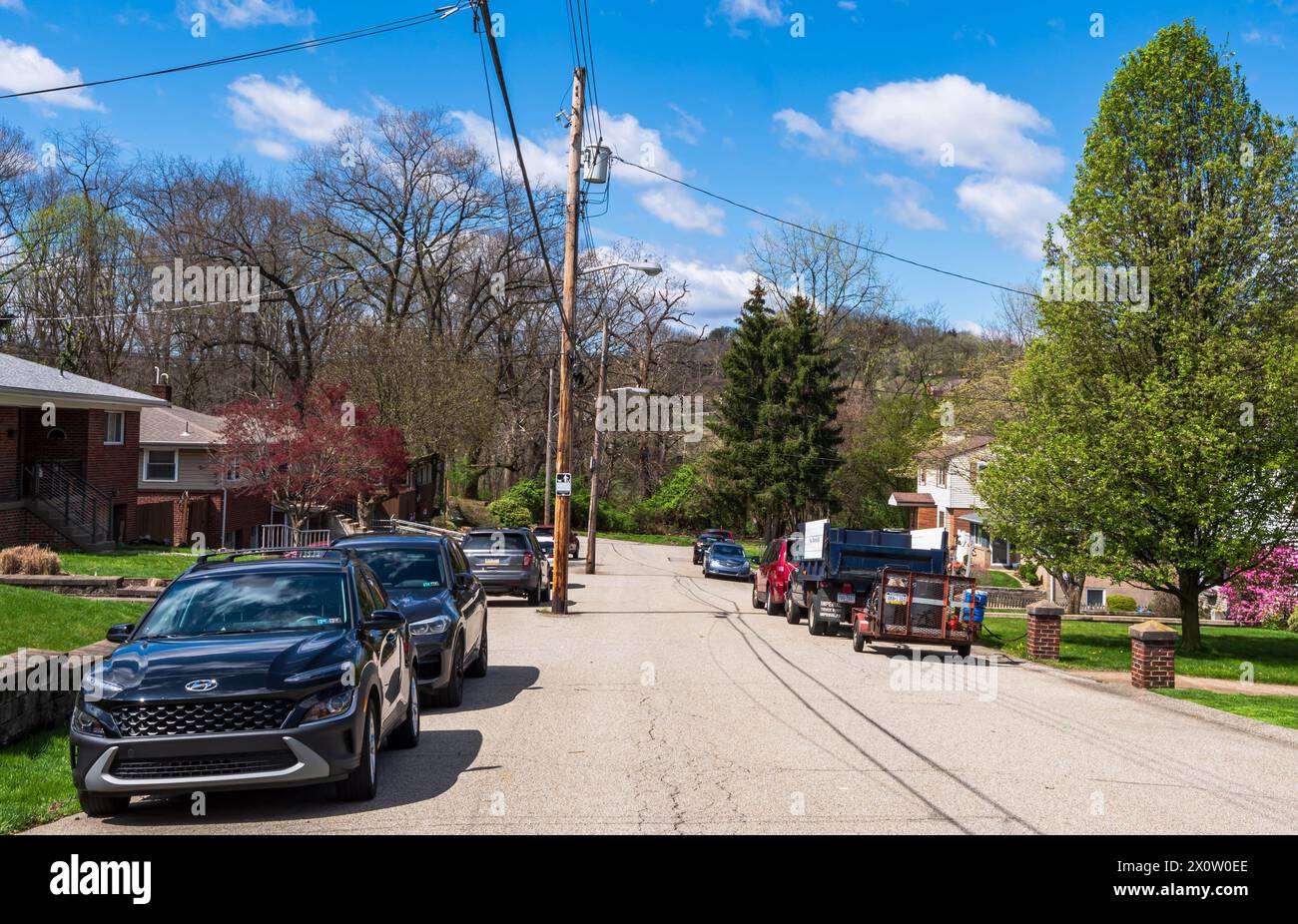 Autos parkten entlang der Straße in einem Wohnviertel in Pittsburgh, Pennsylvania, USA Stockfoto