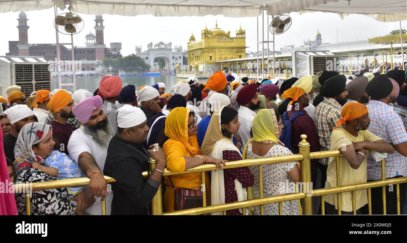 AMRITSAR, INDIEN – 13. APRIL: Gläubige, die sich anlässlich des Baisakhi-Festivals am 13. April 2024 im Goldenen Tempel in Amritsar, Indien, verbeugen. Baisakhi oder Vaisakhi, ein beliebtes Frühlingsfest, das den ersten Tag des Monats Vaisakh markiert, wird mit viel Enthusiasmus unter den Hindu-, Sikh- und buddhistischen Gemeinschaften gefeiert. Es ist der Beginn des Punjabi und Sikh Neujahrs, das in ganz Indien gefeiert wird, insbesondere in Punjab und Nordindien. Baisakhi wird am 13. April dieses Jahres beobachtet, was den Beginn der Erntesaison in Punjab einläutet. Es fällt am ersten Tag des Hindu-Sonnenjahres. ( Stockfoto AMRITSAR, INDIEN – 13. APRIL: Gläubige, die sich anlässlich des Baisakhi-Festivals am 13. April 2024 im Goldenen Tempel in Amritsar, Indien, verbeugen. Baisakhi oder Vaisakhi, ein beliebtes Frühlingsfest, das den ersten Tag des Monats Vaisakh markiert, wird mit viel Enthusiasmus unter den Hindu-, Sikh- und buddhistischen Gemeinschaften gefeiert. Es ist der Beginn des Punjabi und Sikh Neujahrs, das in ganz Indien gefeiert wird, insbesondere in Punjab und Nordindien. Baisakhi wird am 13. April dieses Jahres beobachtet, was den Beginn der Erntesaison in Punjab einläutet. Es fällt am ersten Tag des Hindu-Sonnenjahres. ( Stockfoto