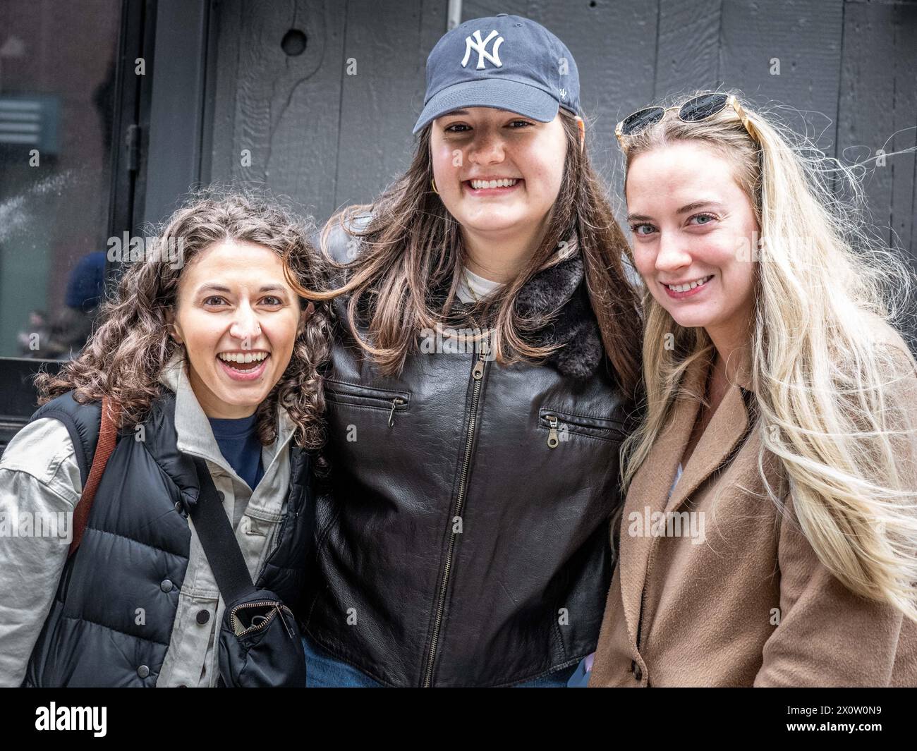 Frauen, die in der Schlange stehen, um Maggie Rogers Tickets zu kaufen. Maggie Rogers überraschte ihre Fans, indem sie zum Irving Plaza kam, wo Tickets für das heutige Konzert sowie für den Madison Square Garden im Oktober verkauft wurden. Maggie ist eine faszinierende Singer-Songwriterin, deren Musik Folk, Pop und elektronische Elemente mühelos zu einem fesselnden Klangteppich verbindet, den manche als magisch bezeichneten. Mit ihrem viralen Hit „Alaska“ hat Rogers seitdem ihren Platz in der Musikindustrie mit ihrer unverwechselbaren Stimme und ihrem ehrlichen Songwriting gefestigt. Ihr Debütalbum Heard IT in a Past Life zeigt ihn Stockfoto