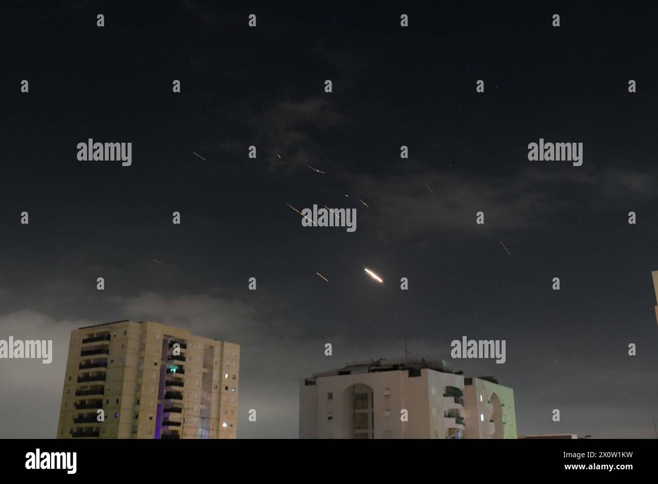 (240414) -- TEL AVIV, 14. April 2024 (Xinhua) -- dieses Foto vom 14. April 2024 zeigt Explosionen am Himmel über Tel Aviv, während Israels Raketenabwehrsystem Raketen und Drohnen aus dem Iran abfängt. Ein kombinierter Angriff von Dutzenden ballistischer Raketen und Hunderten von Drohnen aus dem Iran löste am frühen Sonntag Luftangriffe in Israel aus, sagte die israelische Armee, da die Bewohner berichteten, dass mehrere Bombenangriffe gehört wurden. Daniel Hagari, Sprecher der israelischen Verteidigungskräfte (IDF), bestätigte während eines Pressebriefings, dass Israel von ballistischen Raketen und unbemannten Luftfahrzeugen angegriffen wurde Stockfoto