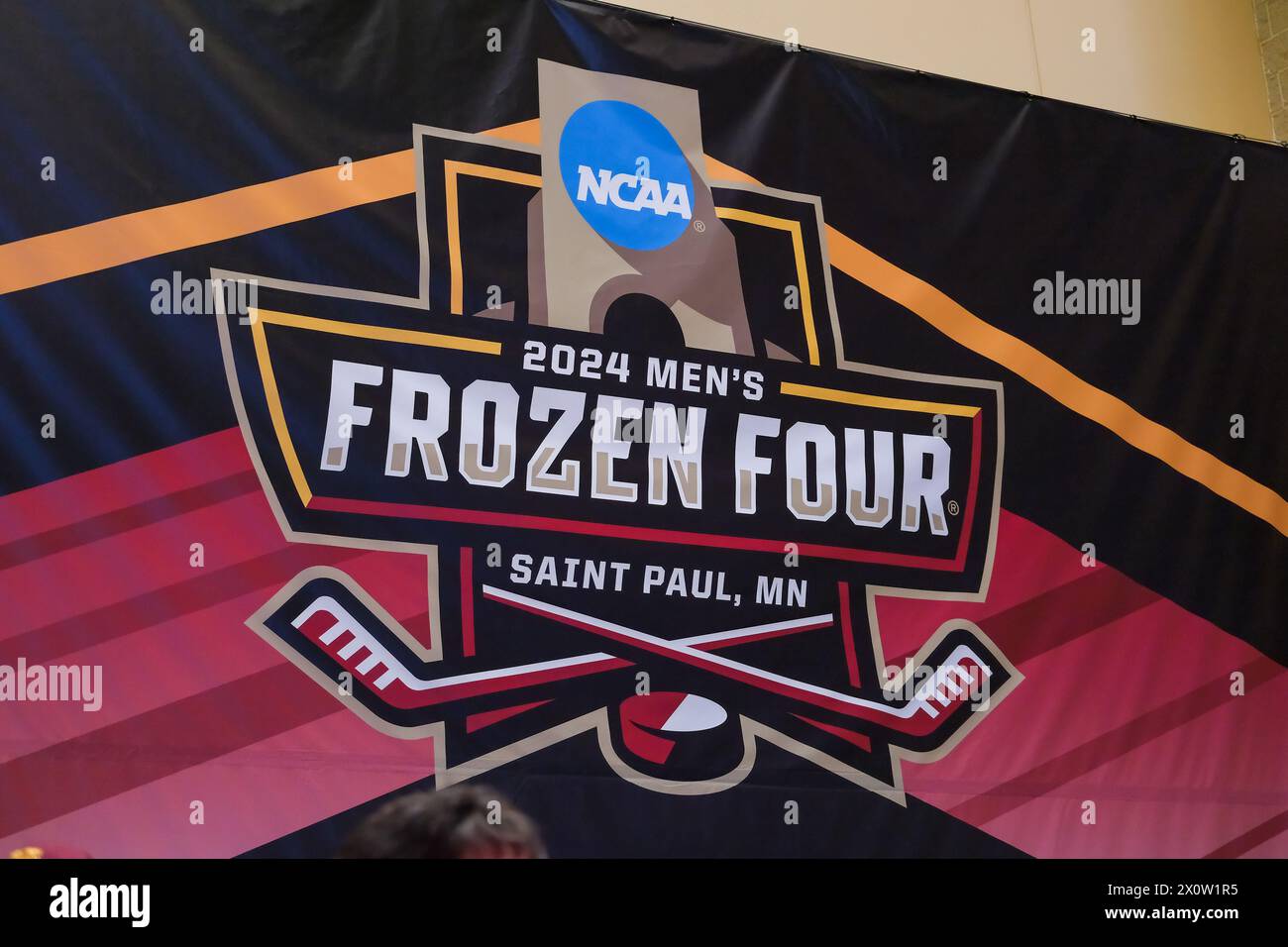 Minneapolis, Minnesota, USA. April 2024. Das Frozen Four Logo vor dem NCAA D1 Men's Frozen Four