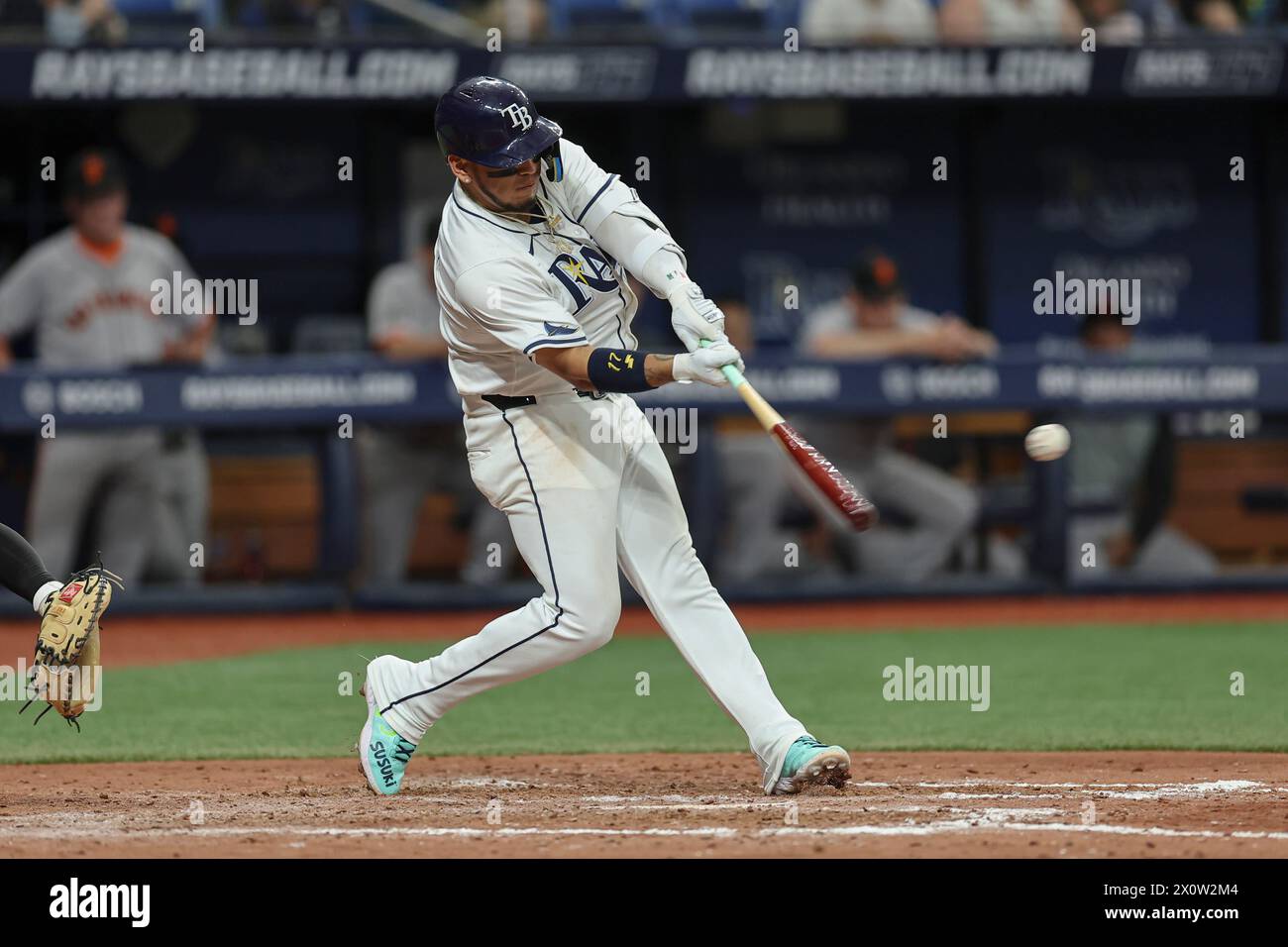 St. Petersburg, FL: Tampa Bay Rays dritte Basis Isaac Paredes (17) foult während eines MLB-Spiels gegen die San Francisco Giants am 13. April 20 Stockfoto