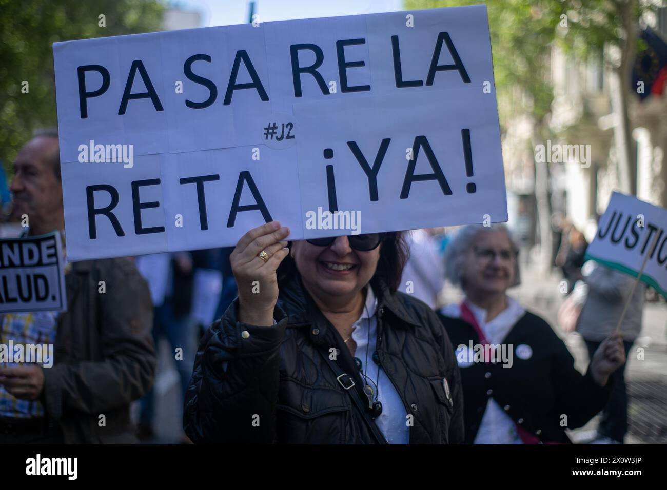 Madrid, Spanien. April 2024. Eine Frau hält während einer Demonstration ein Plakat. Anwälte und Anwälte aus ganz Spanien haben in Madrid mobilisiert, um von der Regierung eine "angemessene Rente" zu fordern. Quelle: SOPA Images Limited/Alamy Live News Stockfoto