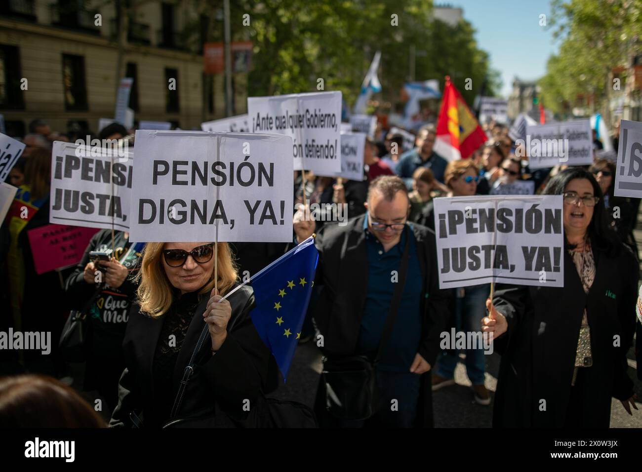 Madrid, Spanien. April 2024. Eine Gruppe von Anwälten und Anwälten hält während einer Demonstration Plakate. Anwälte und Anwälte aus ganz Spanien haben in Madrid mobilisiert, um von der Regierung eine "angemessene Rente" zu fordern. Quelle: SOPA Images Limited/Alamy Live News Stockfoto
