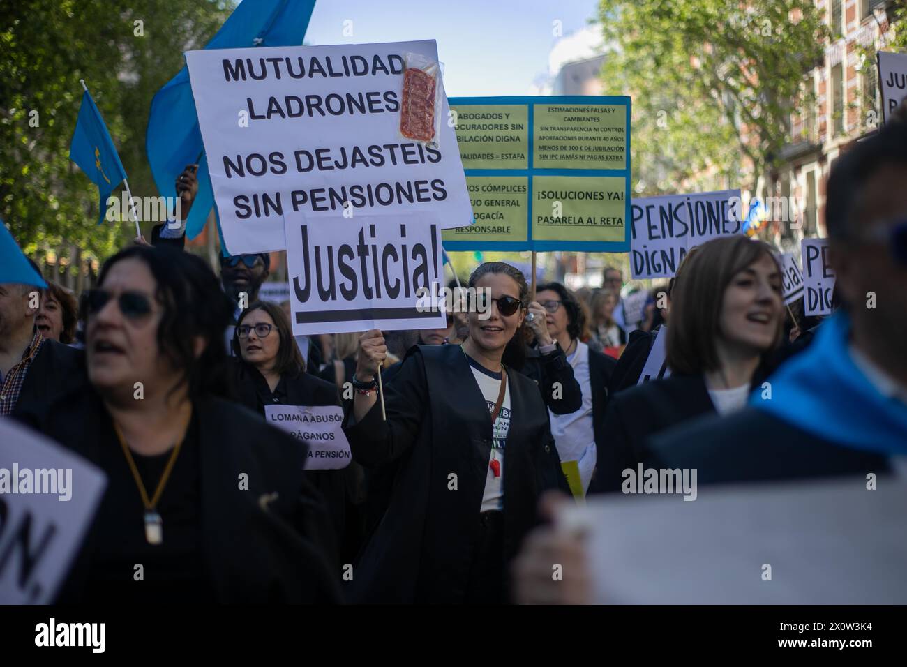 Madrid, Spanien. April 2024. Eine Frau hält während einer Demonstration ein Plakat. Anwälte und Anwälte aus ganz Spanien haben in Madrid mobilisiert, um von der Regierung eine "angemessene Rente" zu fordern. Quelle: SOPA Images Limited/Alamy Live News Stockfoto