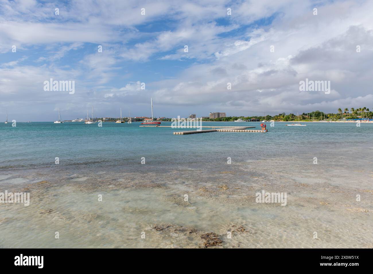 Aruba Surfside Beach mit Booten und Oranjestad im Hintergrund Stockfoto