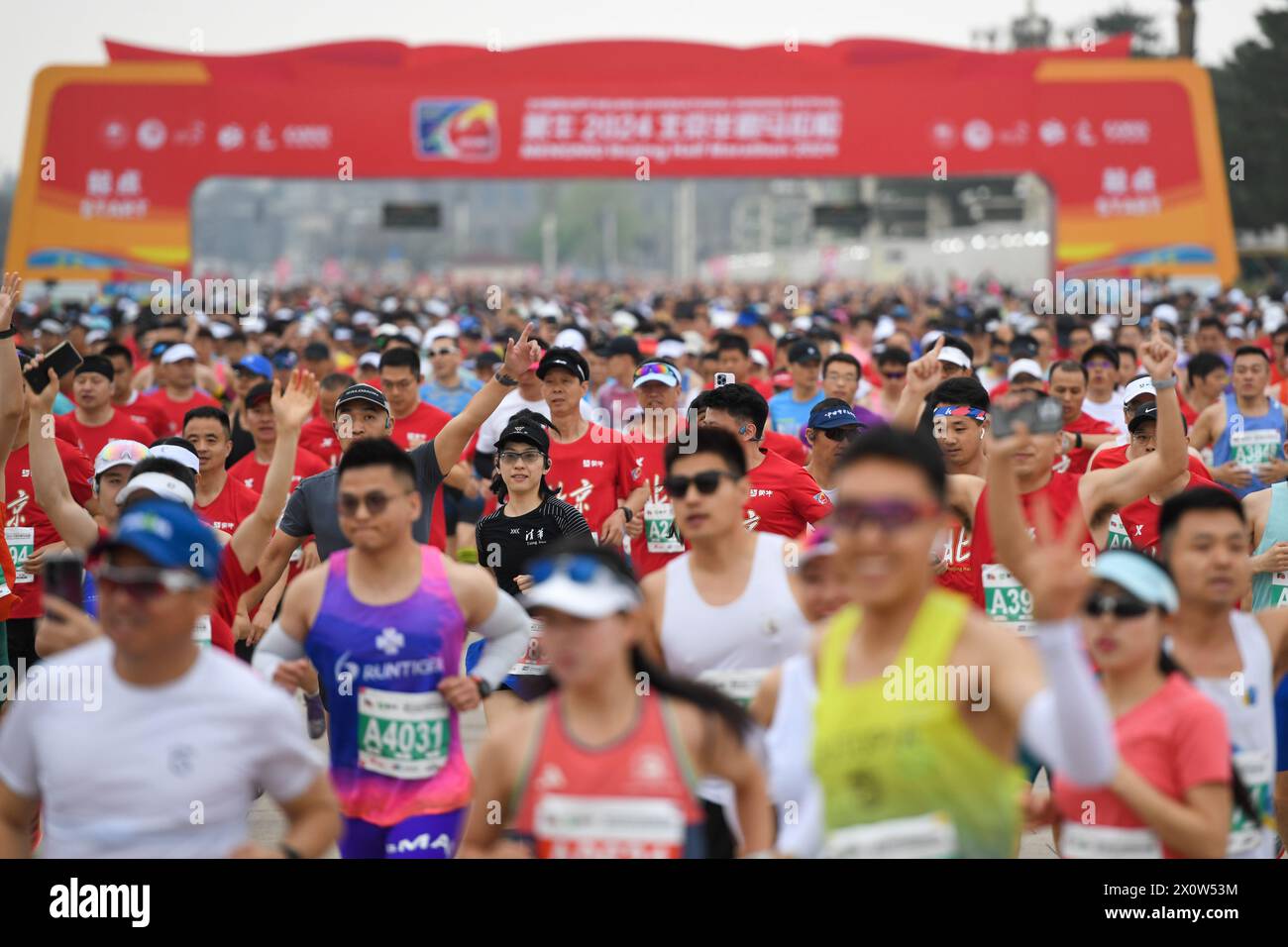 Peking, China. April 2024. Die Läufer starten während des Halbmarathons 2024 in Peking, der Hauptstadt Chinas, am 14. April 2024. Quelle: Ju Huanzong/Xinhua/Alamy Live News Stockfoto